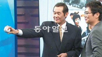 “팜볼 던지려면…” 프로야구 OB(현 두산)의 원년 우승을 이끈 박철순 씨(왼쪽)가 현역 시절 자신의 트레이드마크였던 팜볼 쥐는 법을 채널A 유재영 
기자에게 설명하고 있다. 아래 사진은 1997년 잠실구장에서 가진 은퇴식에서 팬들에게 손을 흔들어 아쉬운 작별을 고하고 있는 
모습. 채널A 제공