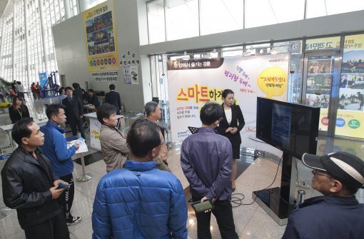 2011년 경륜·경정은 슈퍼특선 신설, 한일 교류, 지역 축제 개최 등 변화와 새로운 시도가 돋보였다. 스피돔을 찾은 경륜팬들이 새로 도입된 스마트폰 발매에 대해 직원으로부터 설명을 듣고 있다. 사진제공｜국민체육진흥공단