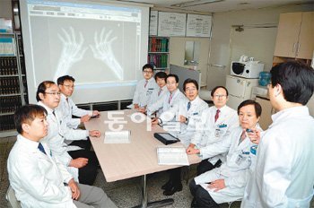 한양대 류마티스병원 치료팀이 손목과 손가락에 생긴 관절염 영상 사진을 보며 치료법에 대해 논의하고 있다. 한양대병원 제공