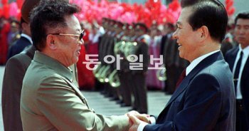 2000년 6월 당시 김대중 대통령이 북한을 방문했을 때 김정일이 공항에 직접 나와 영접하고 있다. 김정일이 입은 짙은 갈색 잠바가 인민복이다. 동아일보DB