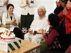 22일 서울성모병원 16층 병동 휴게실에서 문귀춘 할머니(가운데)의 가족과 의료진이 수술 성공을 축하하며 파티를 열었다. 가톨릭대 서울성모병원 제공