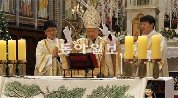 천주교 서울대교구장 정진석 추기경은 25일 서울 명동대성당에서 성탄 대축일 미사를 집전하고 “온 인류가 하나라는 공동체 정신을 회복하는 것이야말로 모든 사람에게 필요한 올바른 삶의 자세”라고 말했다. 전영한 기자 scoopjyh@donga.com