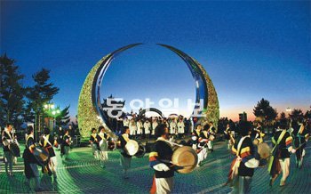 2012년 새해 해맞이 축제가 동해안에서 다채롭게 펼쳐진다. 올해 1월 1일 삼척시 새천년해안도로 소망의 탑에서 열린 해맞이 행사. 삼척시 제공