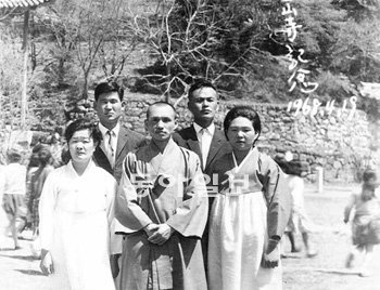 금산사를 찾은 속가 가족들과 기념사진을 찍은 송월주 스님(가운데). 스님은 금산사와 가까운 정읍시 산외면이 고향으로 1961년 26세에 금산사 주지가 됐다. 송월주 스님 제공