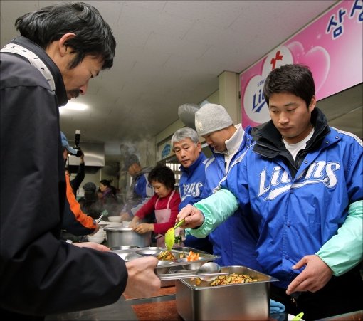 삼성 오승환(오른쪽 끝)이 26일 대구 교동 '요셉의 집'에서 무료급식 봉사활동을 펼치고 있다. 사진 제공 | 삼성 라이온즈