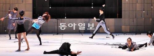 ‘마이크’는 다장르 융합을 내세운 만큼 화려하고 다채로운 무대였지만 그 중심이라 할 춤이 공연을 이끌지는 못했다. 한국공연예술센터 제공