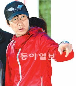 영화 ‘퍼펙트게임’의 박희곤 감독이 촬영 현장에서 스태프들에게 지시를 하고 있다. 박감독은 “관객 500만 명을 돌파하면 목동야구장을 빌려 출연 배우들끼리 실제 야구 경기를 하자고 했다”며 웃었다. 롯데엔터테인먼트 제공