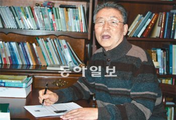 25일 미국 버지니아 주 페어팩스 자택에서 기자와 만난 김현식 조지메이슨대 교수는 “김정일 국방위원장이 갑자기 죽은 것은 후세인이나 카다피처럼 비참한 말로를 맞지 않도록 하기 위해 하늘이 도운 것”이라고 말했다. 페어팩스=최영해 특파원 yhchoi65@donga.com