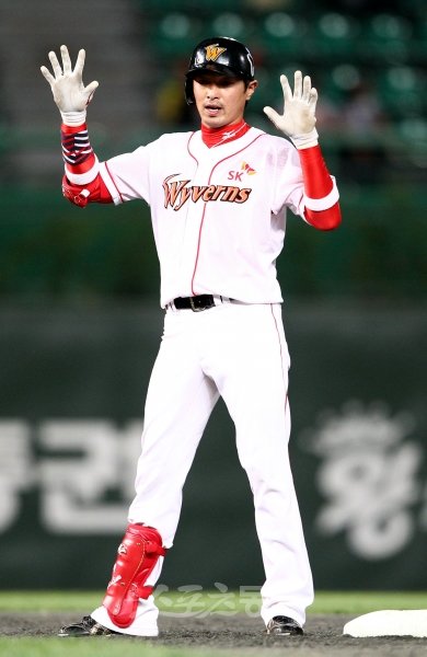 FA 임경완의 보상선수로 롯데 유니폼을 잠시 입었던 임훈(오른쪽)이 이번에는 정대현의 보상선수로 SK에 돌아왔다. 스포츠동아DB