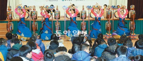 우아한 자태의 춤아리무용단원들이 20일 서울인강학교 대강당에서 현란한 몸짓으로 오고무를 펼쳐내며 학생들의 갈채를 받고 있다. 서영수 기자 kuki@donga.com