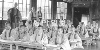 젊은 시절의 송월주 스님(앞줄 오른쪽). 스님은 6·25전쟁의 상흔이 남아 있던 1954년 속리산 법주사에서 금오 스님을 은사로 출가했다. 송월주 스님 제공