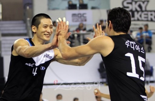 현대캐피탈이 드림식스를 꺾고 3연승을 달리며 3위로 올라섰다. 현대캐피탈 문성민(왼쪽)이 11월 대한항공과 경기에서 점수를 올린 뒤 수니아스와 기뻐하는 모습.  스포츠동아DB