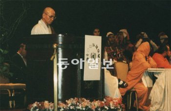 미국 뉴욕의 유엔본부에서 열린 세계영성지도자대회에서 연설하는 송월주 스님. 1982년부터 약 3년간 외국에 머물던 스님은 “새로운 세계를 보면서 불교를 포함한 종교와 사회의 관계에 대해 성찰을 하게 됐다”고 말했다. 송월주 스님 제공