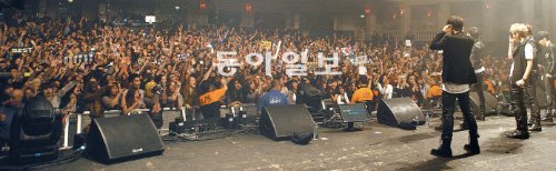 ‘케이팝’은 이제 억지 작명이 아닌, 세계 대중문화계의 보통명사로 자리매김하고 있다. 한국의 남성 아이돌 그룹 비스트가 5일 영국 런던의 오투브릭스턴 아카데미 무대 위에서 4000여 명의 현지 팬들 앞에 서 있다. 큐브엔터테인먼트 제공