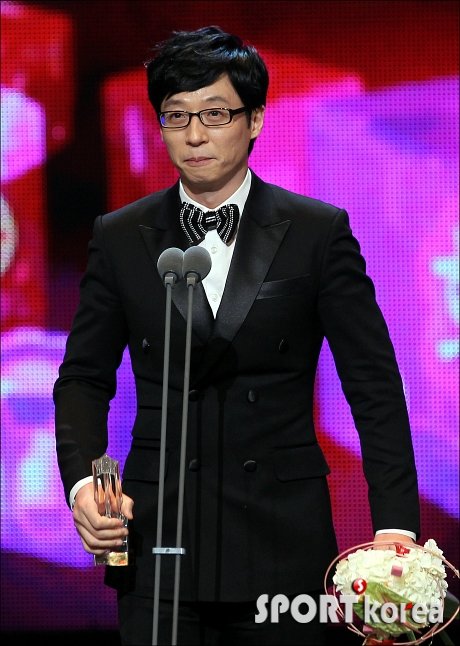 유재석이 29일 오후 경기도 고양시 일산 MBC 드림센터에서 열린 `2011 MBC 방송연예대상` 시상식에 참석해 쇼버라이어티 부문 최우수상을 수상한뒤 소감을 밝히고 있다. (고양=스포츠코리아)