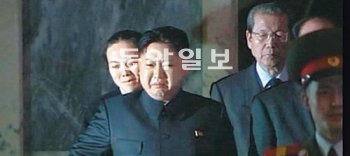 저 눈물이 그치면 어떤 현실이 김정은의 앞에 펼쳐질까. 제작진은 “김정일 국방위원장의 영결식에서 비친 눈물이 전부라고 생각하면 오산”이라고 말한다. 채널A 제공