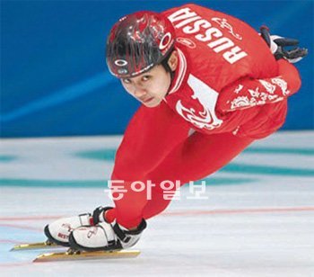 한국 쇼트트랙의 간판이었던 안현수는 내년부터 러시아 국가대표로 출전해 태극마크를 단 한국 선수들과 치열한 경쟁을 벌이게 된다. 러시아 국가대표 유니폼을 입고 빙판을 질주하는 안현수의 모습. 러시아빙상연맹 홈페이지