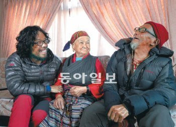 히말라야 패러글라이딩 횡단 원정대의 박정헌 대장(왼쪽)이 네팔 카트만두에서 생명의 은인인 두나르 셰르파 씨(오른쪽)를 만나 옛 일을 회상하고 있다. 그는 2005년 1월 히말라야 촐라체에서 생사의 기로에 섰던 박 대장을 발견하고 그의 목숨을 구했다. 카트만두=이훈구 기자 ufo@donga.com