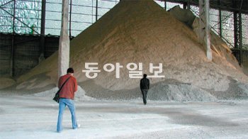 한국지질자원연구원은 비료공장이나 화력발전소에서 쌓아두는 폐석고를 이산화탄소와 함께 처리해 재활용할 수 있는 기술을 개발했다. 한국지질자원연구원 제공
