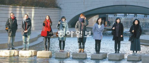 “한국 문단에 신고합니다.” 2012년 동아일보 신춘문예 당선자들이 당찬 출발을 알렸다. 왼쪽부터 시나리오의 전호성, 단편소설의 
김혜진, 동화의 이진하, 시의 안미옥, 희곡의 신비원, 시조의 황외순, 중편소설의 김영옥, 영화평론의 김정(본명 김혜란) 씨. 
원대연 기자 yeon72@donga.com