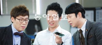 개그맨 장동혁(왼쪽)과 NRG 출신 천명훈(오른쪽)이 패션회사를 찾아가 ‘음치탈출’ 도전자를 찾는다. 채널A 제공