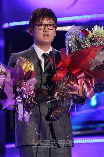 지난해 열린 ‘2011 롯데카드 프로야구 골든글러브 시상식’에서 수상소감을 말하고 있는 김선우. 스포츠동아DB