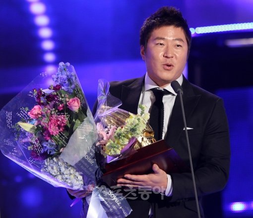 지난해 열린 ‘2011 롯데카드 프로야구 골든글러브 시상식’에서 수상소감을 말하고 있는 최형우. 스포츠동아DB