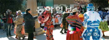 “한국은 우리 친구”… 광물자원公-코로코로 자치주 자매결연 지난해 12월 5일 볼리비아 코로코로 자치주 메인 광장에서 열린 한국광물자원공사와 코로코로 자치주의 자매결연 행사 도중 현지 원주민들이 전통음악에 맞춰 흥겹게 춤추고 있다. 한국광물자원공사 제공