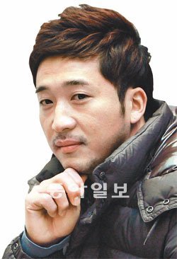 50억 원의 FA 대박을 터뜨린 이택근은 정작 자기 월급통장을 한 번도 본 적이 없다고 했다. 50억 원을 제안한 건 돈 욕심보단 자존심 때문이라고 했다. 그는 “넥센이 삼성, SK 같은 강팀 이미지를 갖게 만들겠다”고 포부를 밝혔다. 박영대 기자 sannae@donga.com