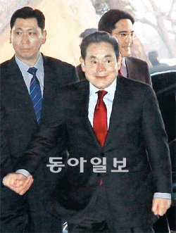 이건희 삼성전자 회장(앞)이 2일 아들 이재용 삼성전자 사장(오른쪽 뒤)과 차를 함께 타
고 서울 중구 장충동 신라호텔에서 열린 신년하례식에 참석했다. 왼쪽은 수행원.
이종승 기자 urisesang@donga.com