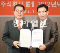 구자용 E1 회장(왼쪽)과 이승현 노조위원장이 임금에 관한 위임장을 들고 포즈를 취했다. E1 제공