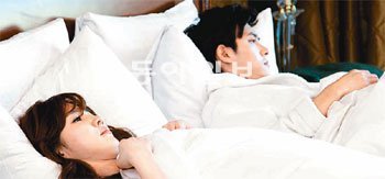 경영권 승계와 관련해 마음이 괴로운 윤준수(재희·오른쪽). 폭음한 다음 날 눈을 떠 보니 여자친구의 동거녀 왕진주(이수경)가 같은 침대에 누워 있다. 채널A 제공