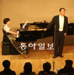 8년째 ‘겨울나그네’를 무대에 올린 피아니스트 신수정 씨(왼쪽)와 바리톤 박흥우 씨. 모차르트홀 제공
