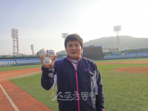 대전구장에서 만난 김태균이 직접 뽑은 질문의 주인공들에게 선물할 친필 사인볼을 한 손으로 들어 보이고 있다. 대전 ｜ 배영은 기자yeb@donga.com 트위터 @goodgoer