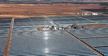 안다솔 태양광발전소에 원통을 반으로 자른 모양의 집광판인 ‘패러볼릭 패널’ 60만 개
가 설치되어 있다. 구글 홈페이지