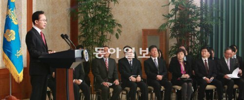 이명박 대통령(왼쪽)이 2일 청와대에서 비서진이 배석한 가운데 새해 국정운영 방향을 밝히는 특별 국정연설을 하고 있다. 이 대통령은 “북한이 핵 활동을 중단하는 대로 6자회담은 재개될 수 있을 것”이라고 밝혔다. 청와대사진기자단