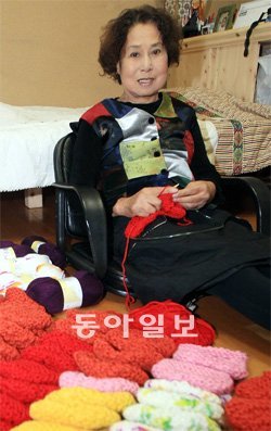 세이브더칠드런 신생아 모자 뜨기 사업에 참여해 모자 1249개를 뜬 유명자 씨. 유씨는 “아이들 눈빛을 생각하면 뜨개질을 멈출 수 없다”고 말했다 광주=박영철 기자 skyblue@donga.com