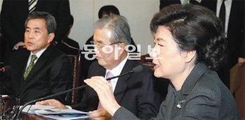새해 첫 비대위 회의 한나라당 박근혜 비상대책위원장(오른쪽)이 2일 서울 여의도 한나라당 당사에서 열린 비대위 회의에서 모두 발언을 하고 있다. 왼쪽부터 이상돈, 김종인 위원. 전영한 기자 scoopjyh@donga.com