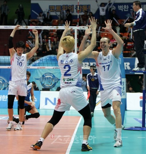 대한항공이 후반기에 삼성화재를 따라잡을 수 있을까. 경기가 거듭될수록 찰떡호흡을 과시하며 대한항공의 상승세를 이끌고 있는 한선수(왼쪽)와 외국인 선수 마틴(오른쪽)이 11일 현대캐피탈전에서 승리한 뒤 환호하고 있다. 스포츠동아DB