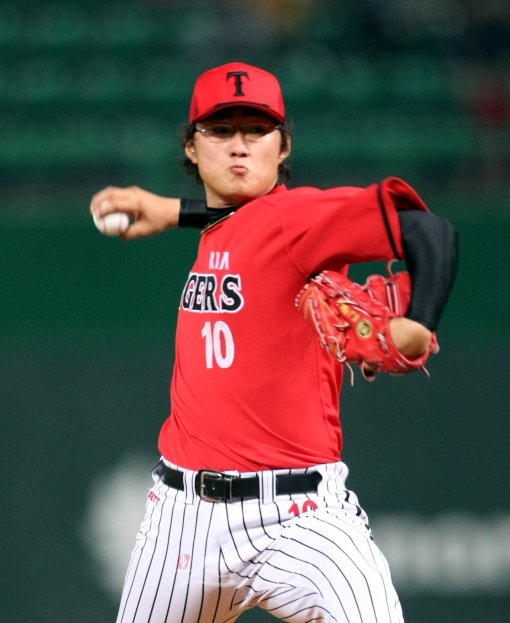 ‘10억 팔’이 던지는 포크볼은? 팔꿈치 인대접합수술 후 재활에 성공한 KIA 한기주는 2012년 힘찬 비상을 꿈꾸며 포크볼 연마에 전념하고 있다. 스포츠동아DB