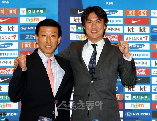 A대표팀 최강희 감독(왼쪽)과 올림픽팀 홍명보 감독이 3일 서울 플라자 호텔에서 가진 기자간담회에 앞서 다정하게 파이팅 포즈를 취하고 있다. 박화용 기자 inphoto@donga.com 트위터@seven7sola