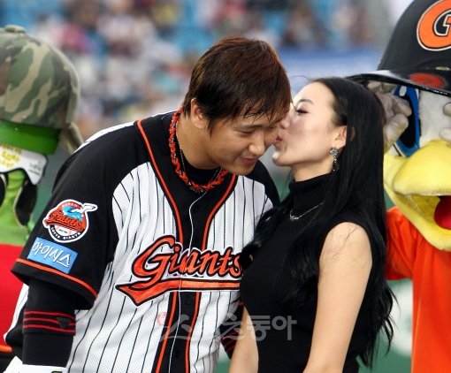 이대호(왼쪽)와 아내 신혜정씨. 스포츠동아DB