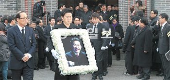 고 김근태 민주통합당 상임고문의 운구행렬이 3일 오전 영결미사를 마치고 서울 명동성당을 나서고 있다. 최혁중 기자 sajinman@donga.com