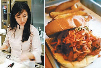 요리하고 있는 이지연 씨와 그가 개발한 ‘코리안 바비큐 샌드위치’. 사진 출처 이지연 씨 미니홈피