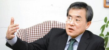 한나라당 비상대책위원으로 당내 논란의 중심에 선 이상돈 중앙대 교수. 그는 3일 동아일보 인터뷰에서 공공영역 활동 경험이 풍부한 40대가 공천을 쉽게 받을 수 있도록 하겠다고 밝혔다. 박영대 기자 sannae@donga.com
