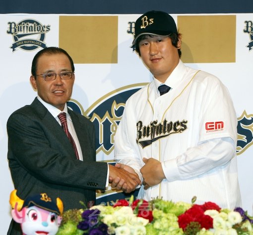 오카다 감독-이대호. 스포츠동아DB