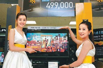 이마트는 지난해 ‘반값 TV’로 인기를 끌었던 32인치 발광다이오드(LED) TV를 6일부터
다시 판매한다고 4일 밝혔다. 이마트 제공