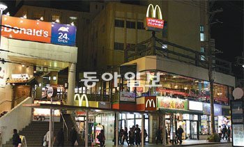 패스트푸드점 불야성 오키나와 중심지인 나하 시 고쿠사이도리(국제도로)의 밤을 환하게 밝히면서 24시간 영업을 하는 패스트푸드점.