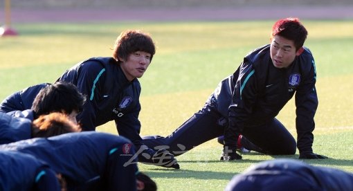 런던올림픽을 대비한 축구 올림픽대표팀이 5일 파주트레이닝센타(NFC)에 소집된 홍정호와 윤빛가람이 새해 첫 훈련을 하고 있다. 파주｜김종원 기자 won@donga.com 트위터 @beanjjun