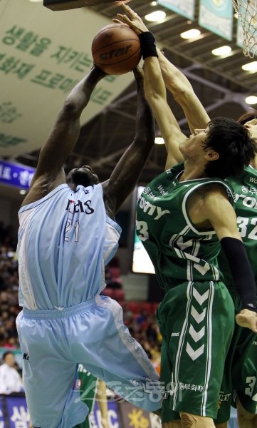 동부 윤호영(오른쪽)이 5일 원주 치악체육관에서 열린 모비스와의 홈경기에서 레더의 슛을 블록하고 있다. 원주ㅣ박화용 기자 inphoto@donga.com 트위터 @seven7sola
